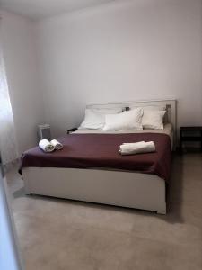 Ένα ή περισσότερα κρεβάτια σε δωμάτιο στο Apartment in Pirovac with balcony, air conditioning, Wi-Fi (4717-1)