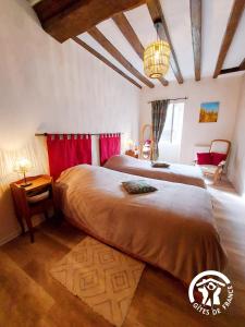 Una cama o camas en una habitación de La porte cochère, 2 chambres jusqu'à 4 personnes 12 fotos más