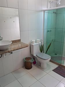 ein Badezimmer mit Toilette, Waschbecken und Dusche in der Unterkunft Bela e Aconchegante casa em Vargem Grande in Rio de Janeiro