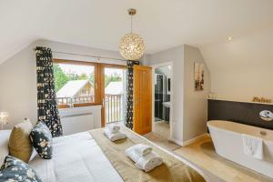 Lord Galloway 33 with Hot Tub في نيوتن ستيوارت: حمام به سرير كبير وحوض استحمام