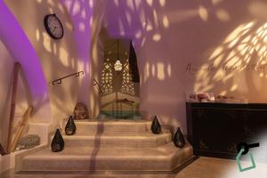 una habitación con escaleras y un reloj en la pared en Hotiday Vezzano Ligure, en La Spezia