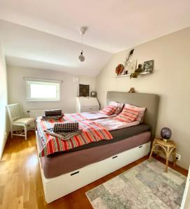 ein Schlafzimmer mit einem Bett in einem Zimmer in der Unterkunft Home Sweet Home- center, sea view, sauna, balcony in Mariehamn