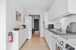 Η κουζίνα ή μικρή κουζίνα στο 12236-1-Sjaellands-Odde-Vestre-Havnevej-24-st