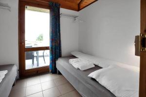 Un dormitorio con una cama y una ventana con vistas. en 12253-Nykobing-Sj-Aeblehegnet-7, en Tjørneholm