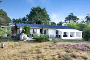 una gran casa blanca con patio en 12253-Nykobing-Sj-Aeblehegnet-7, en Tjørneholm