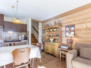 une cuisine et un salon avec une table et un canapé dans l'établissement 2 pièces, proche commerces, Champ Giguet, garage, ascenseur - FR-1-304-15, à La Clusaz