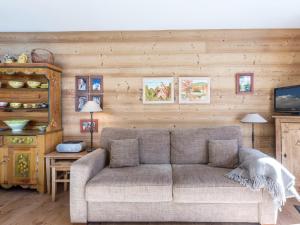 un salon avec un canapé et une télévision dans l'établissement 2 pièces, proche commerces, Champ Giguet, garage, ascenseur - FR-1-304-15, à La Clusaz