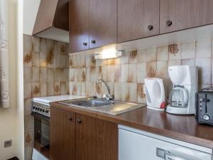 une cuisine avec un évier et un plan de travail dans l'établissement 2 pièces, proche commerces, Champ Giguet, garage, ascenseur - FR-1-304-15, à La Clusaz 9 autres photos