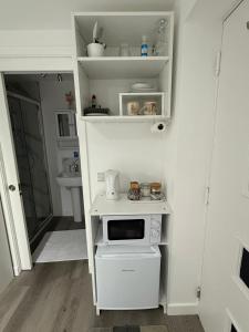 Η κουζίνα ή μικρή κουζίνα στο En-suite Room with Independent Entrance. +6 φωτογραφίες