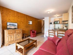 una sala de estar con un sofá y una mesa en 2 Pièces 4 Pers, Proximité commerces, Garage et Ascenseur - FR-1-304-12, en La Clusaz