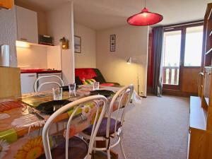 Dapur atau dapur kecil di Studio cabine 4 pers. exposé Sud, au pied des pistes avec balcon et toutes commodités - FR-1-340-75