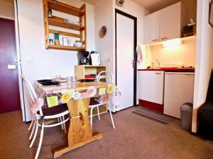 Dapur atau dapur kecil di Studio cabine 4 pers. exposé Sud, au pied des pistes avec balcon et toutes commodités - FR-1-340-75