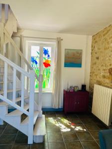 eine weiße Treppe in einem Zimmer mit Fenster in der Unterkunft Laugerie Basse Gites Charming Pigeonnier Gite in Berbiguières
