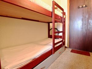 un paio di letti a castello in una stanza di Studio 19m² à Chamrousse avec balcon, parking inclus - FR-1-340-146 a Chamrousse