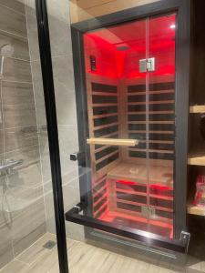 Ένα μπάνιο στο Luxury Apartment 2BR2WC, Landmark1, SwanLake-Ecopark