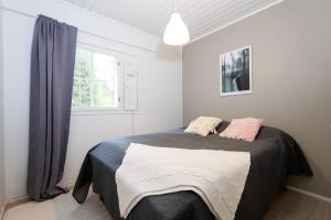 En eller flere senge i et værelse på Villa Jokiranta in Lapland + 61 billeder