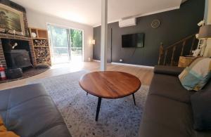 Χώρος καθιστικού στο Bright country house in the woods