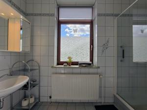 a bathroom with a sink and a window at Storchenblick in Sieverstedt - ebenerdige FeWo in ruhiger Umgebung in Sieverstedt +21 photos