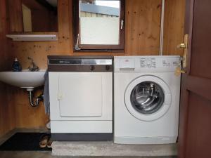 a bathroom with a washing machine and a sink at Storchenblick in Sieverstedt - ebenerdige FeWo in ruhiger Umgebung in Sieverstedt