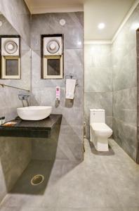 Bilik mandi di Airport La Sapphire Hotel & Restaurant