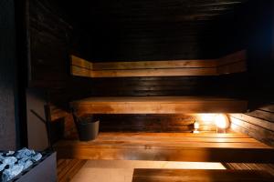 een houten sauna met een bank in een kamer bij Lapland Aurora Riverside in Raiskio