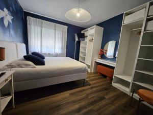 Postel nebo postele na pokoji v ubytování chambre Carla dans le loft bleu