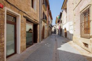 an empty street in an alley between buildings at Iraipe Estella La Rúa Auto Check-in in Estella