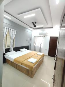 Ένα ή περισσότερα κρεβάτια σε δωμάτιο στο Nandan Elite 3bhk