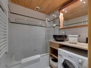a bathroom with a sink and a washing machine at Tignes Val Claret: Appartement 4 pièces pour 6 pers, Wi-Fi, linge fourni - FR-1-641-76 in Tignes