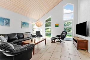 ein Wohnzimmer mit Couch und Fernseher in der Unterkunft FAN011 Fanø - Bjerges Toft 8 in Fanø