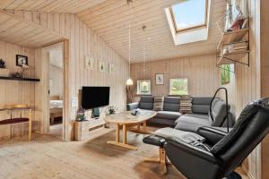 a living room with a couch and a tv at FAN049-Fano-Larses-Toft-31 in Fanø