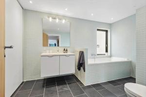 凡岛FAN006-Fano-Gogevej-43的带水槽、浴缸和马桶的浴室 更多14张照片