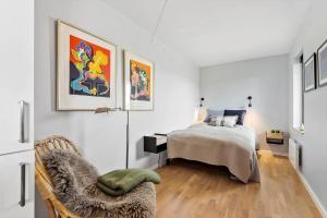 凡岛FAN006-Fano-Gogevej-43的一间带床和椅子的白色卧室