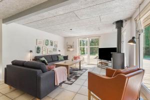 Una sala de estar con un sofá y un televisor. en FAN040-Fano-Nymarken-1, en Fanø