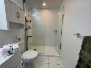 Ένα μπάνιο στο Elegant Downtown 2Bd Condo with Balcony +7 φωτογραφίες