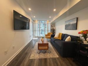 Μια τηλεόραση ή/και κέντρο ψυχαγωγίας στο Elegant Downtown 2Bd Condo with Balcony