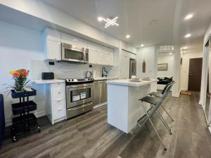 Η κουζίνα ή μικρή κουζίνα στο Elegant Downtown 2Bd Condo with Balcony