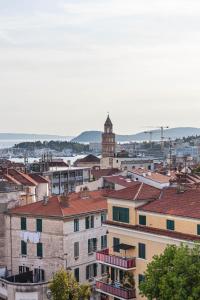 een uitzicht op een stad met een klokkentoren bij Suprema Vista in Split