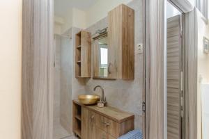 een kleine badkamer met een wastafel en een douche bij Suprema Vista in Split +56 foto's