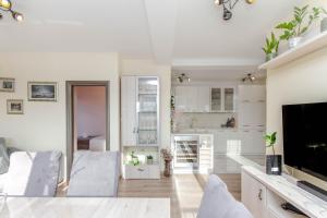 een woonkamer met een flatscreen-tv en een bank bij Suprema Vista in Split