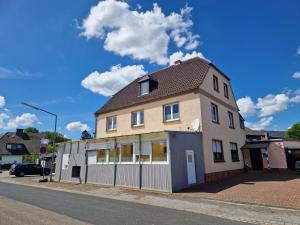 a building on the side of a street at Pension Moers am Geleucht in Moers