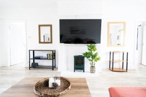 Gallery image of Modern 4-Bed Sandbanks Beach Retreat in Poole +25 photos