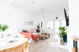 Gallery image of Modern 4-Bed Sandbanks Beach Retreat in Poole