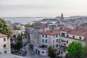 een luchtfoto van een stad met gebouwen bij Suprema Vista in Split
