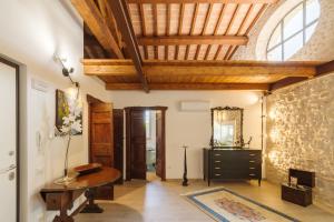 a living room with a wooden ceiling and a wooden table at Le Camere di Stefano - Spoleto in Spoleto