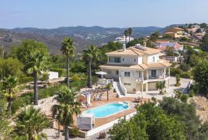 eine Luftaufnahme einer Villa mit Swimmingpool in der Unterkunft Villa Botanica in Canhestros