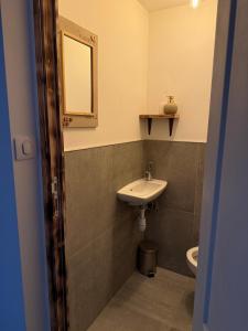Bilik mandi di Charming stone apartment