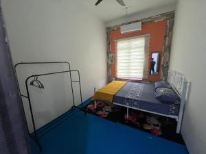 a small room with a bed in the corner at Villa Hajah Rugayah in Muar