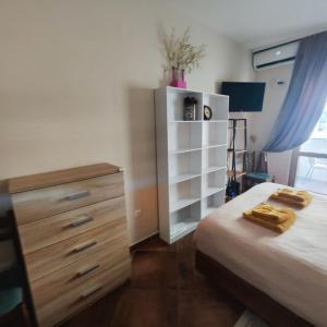 Un dormitorio con una cama y una cómoda con toallas encima. en Studio 75 meters to the sea, en Rafailovici