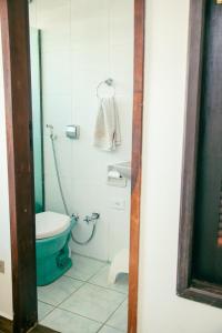 une salle de bain avec toilettes et lavabo dans l'établissement 80 m quadrados - 2 Allianz Suites, à São Paulo 10 autres photos